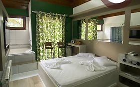 Motel Tentacao (Adults Only)